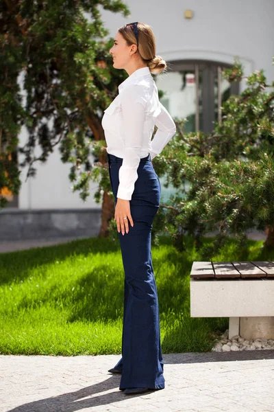 Retrato Uma Jovem Comprimento Completo Bela Mulher Negócios Jeans Azuis — Fotografia de Stock