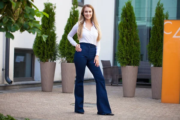 Ritratto Una Giovane Donna Affari Jeans Blu Camicia Bianca — Foto Stock