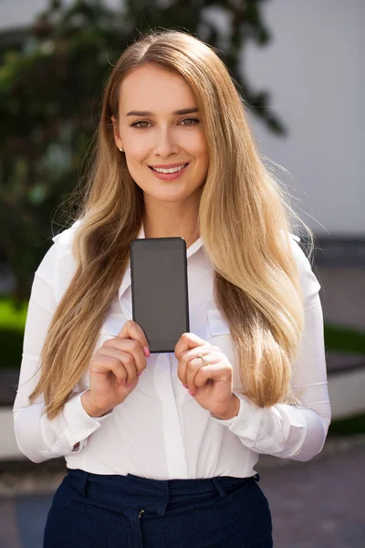 Young Beautiful Blonde Woman Showing Your Smartphone Screen Summer Park — Stock Photo, Image