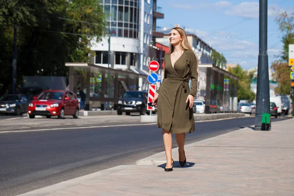 Portrét Plném Růstu Mladá Krásná Blondýnka Tmavě Zelené Šaty Chůzi — Stock fotografie