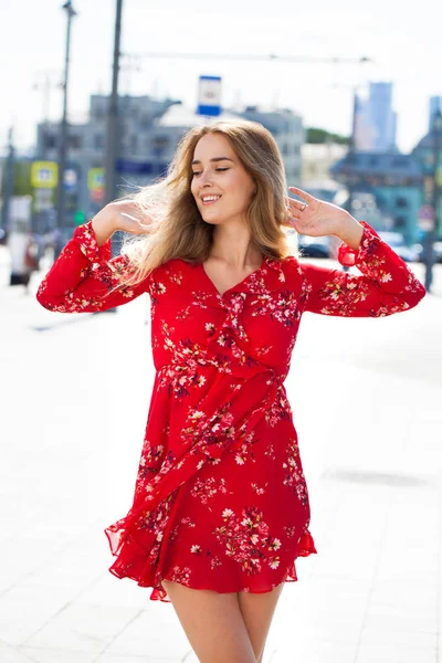 Portre yakın çekim içinde kırmızı, yaz sokak açık havada Genç güzel mutlu sarışın kadın