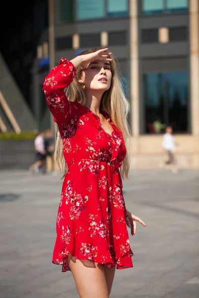 Portre yakın çekim içinde kırmızı, yaz sokak açık havada Genç güzel mutlu sarışın kadın
