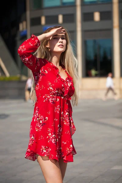 Portre yakın çekim içinde kırmızı, yaz sokak açık havada Genç güzel mutlu sarışın kadın