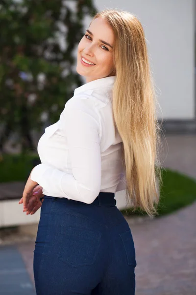 Back View Portrait Young Business Blonde White Shirt Summer Street — Stock Photo, Image