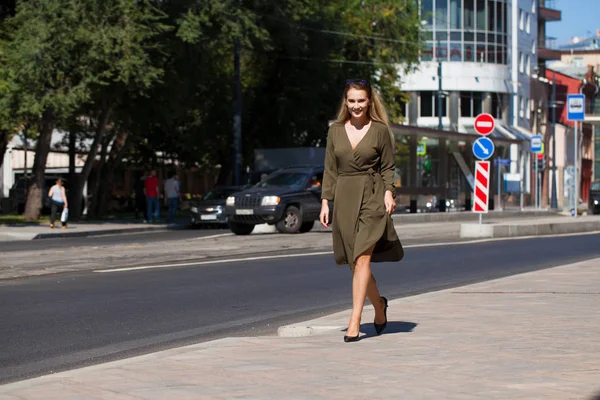 Porträtt Full Tillväxt Unga Vackra Blonda Kvinnan Mörkgrön Klänning Gatan — Stockfoto