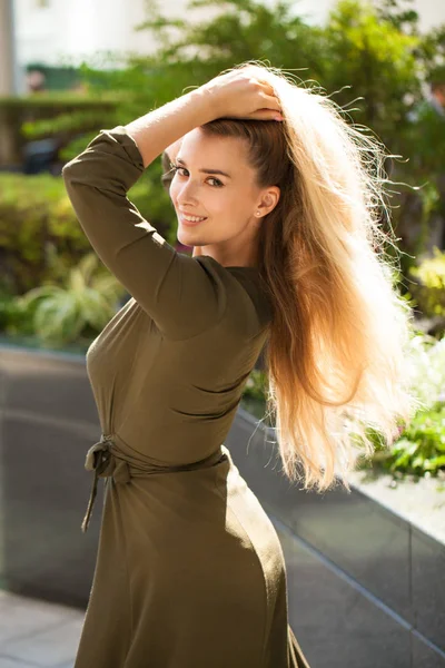Närbild Porträtt Vackra Unga Glada Blond Kvinna Grön Klänning Gatan — Stockfoto