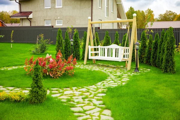 Swinging Bench Garden — Stock Photo, Image
