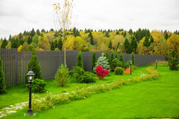 Hermoso Jardín Frente Una Casa Pueblo — Foto de Stock