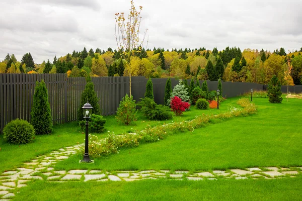 Vacker Trädgård Utanför Villa Hus — Stockfoto