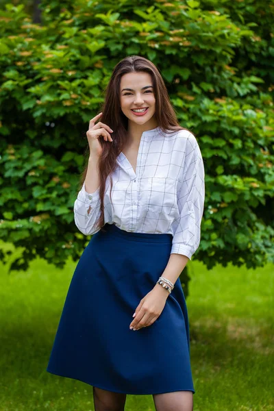 Moda Callejera Retrato Cerca Una Joven Morena Feliz Falda Azul —  Fotos de Stock