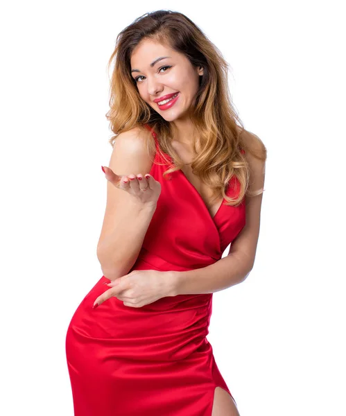 美しい若い大人魅力的なセクシーで官能的幸せ笑顔かなりブロンドの女性赤エレガンス ファッショナブルなドレスを着て白い背景で隔離の肖像画 — ストック写真