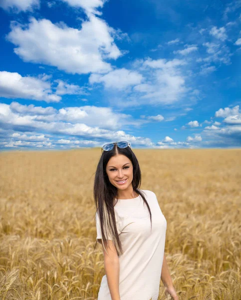 Portrét Mladé Ženy Černovlásky Pozadí Zlaté Pšeničné Pole Modré Obloze — Stock fotografie