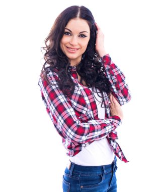 Mutlu esmer kadın mavi kot pantolon ve beyaz arka plan üzerinde izole kareli kırmızı bir gömlek,