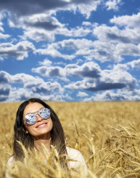 Портрет Молодой Женщины Солнечных Очках Очках Которых Отражаются Белые Облака — стоковое фото
