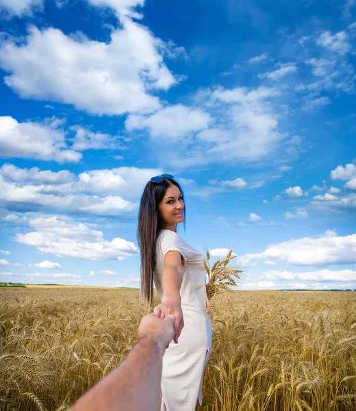 私に従ってください 美しいセクシーな若い女性は 麦畑で男の手を保持しています — ストック写真