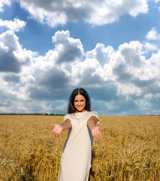 Porträt Einer Jungen Brünetten Frau Vor Goldenem Weizenfeld Sommer Freien — Stockfoto