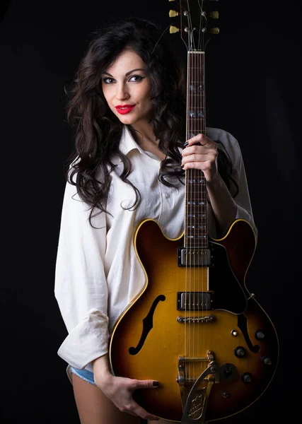 Menina Bonita Com Uma Guitarra Elétrica Closeup Retrato Jovem Morena — Fotografia de Stock