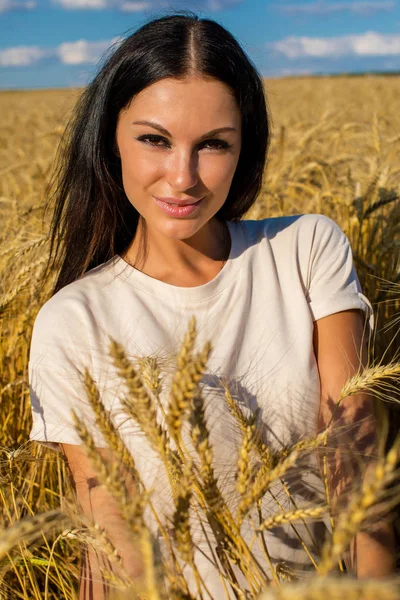 黄金の小麦畑 夏の屋外の背景に若いブルネットの女性の肖像画 — ストック写真