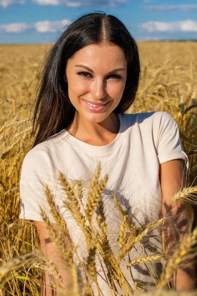 Portrait Young Brunette Woman Background Golden Wheat Field Summer Outdoors — Stock Photo, Image