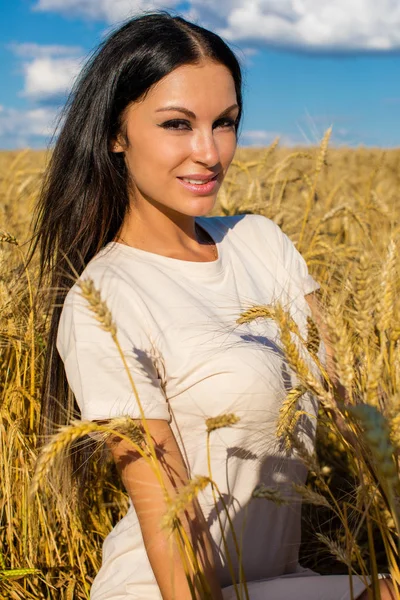 Retrato Uma Jovem Morena Fundo Campo Trigo Dourado Verão Livre — Fotografia de Stock