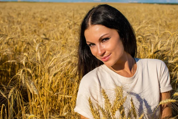 Portrét Mladé Brunetky Pozadí Zlatého Pšeničného Pole Letní Venku — Stock fotografie