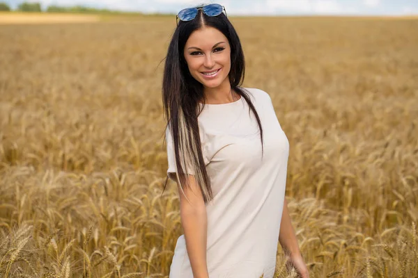 Altın Buğday Tarlasında Arka Planda Duran Esmer Bir Kadının Portresi — Stok fotoğraf