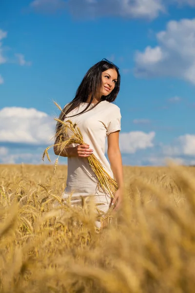 Retrato Una Joven Morena Sobre Fondo Campo Trigo Dorado Verano — Foto de Stock