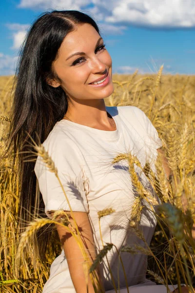 Portrait Young Brunette Woman Background Golden Wheat Field Summer Outdoors — Stock Photo, Image