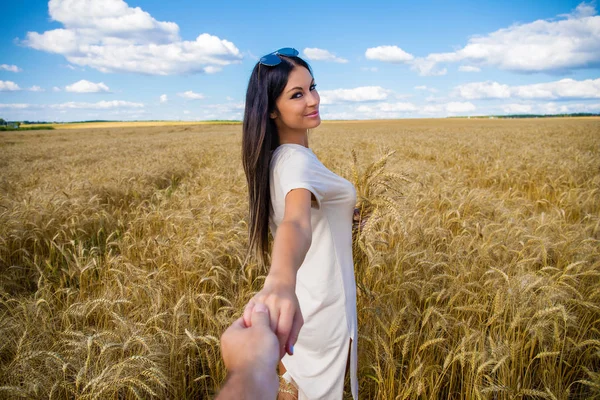 Seguimi Bella Giovane Donna Sexy Tiene Mano Uomo Campo Grano — Foto Stock