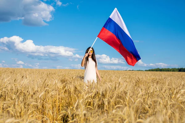 Junge Schöne Mädchen Schwenken Eine Russische Flagge Einem Goldenen Weizenfeld — Stockfoto