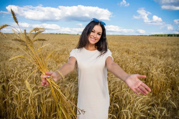 Portrait Young Brunette Woman Background Golden Wheat Field Summer Outdoors — Stock Photo, Image