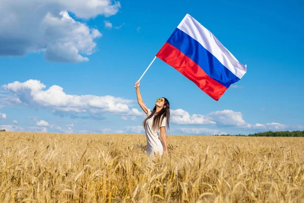 Junge Schöne Mädchen Schwenken Eine Russische Flagge Einem Goldenen Weizenfeld — Stockfoto