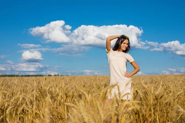 Porträtt Ung Brunett Kvinna Bakgrund Gyllene Vetefält Sommar Utomhus — Stockfoto