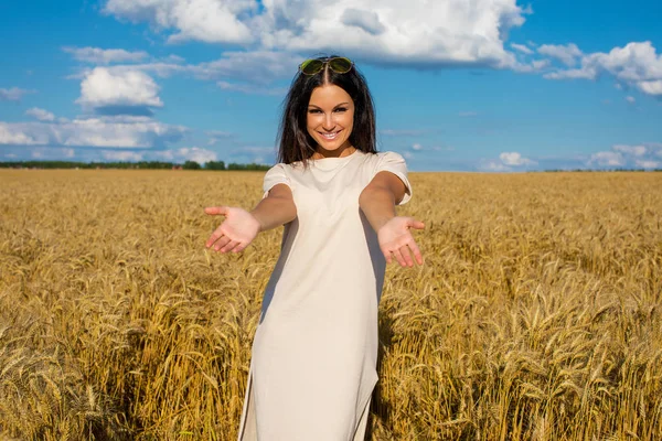 Ritratto Una Giovane Donna Bruna Uno Sfondo Campo Grano Dorato — Foto Stock