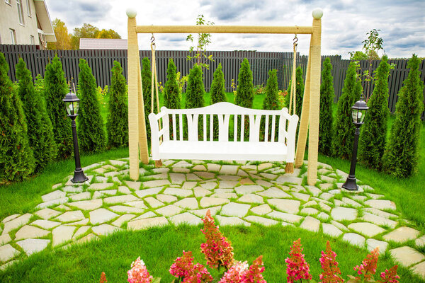 Качающаяся скамейка в саду
