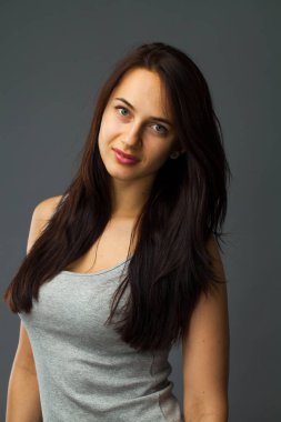 Moda seksi esmer kadın portre. Güzel model. İzole, stüdyo gri arka plan.