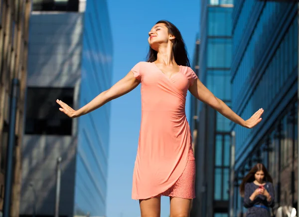 Hermosa Mujer Morena Joven Vestido Rosa Sexy Contra Calle Edificio —  Fotos de Stock