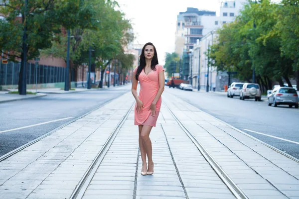 Tam büyüme, üzerinde sokak, yaz açık havada yürüyüş pembe elbiseli Genç güzel esmer kadın portre
