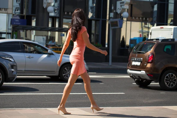 Tam büyüme, üzerinde sokak, yaz açık havada yürüyüş pembe elbiseli Genç güzel esmer kadın portre