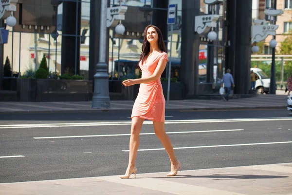 Retrato Pleno Crecimiento Joven Hermosa Mujer Morena Vestido Rosa Caminando —  Fotos de Stock