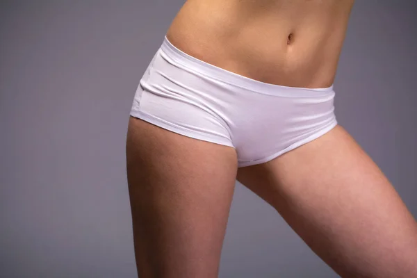 Vücut Bölüm Beyaz Fitness Çamaşırı Yanık Tenli Kadın Vücudu Ince — Stok fotoğraf
