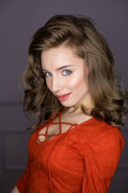 Ring flaş etkisi ile stüdyo portre genç kadın. Yuvarlak Led daire lamba