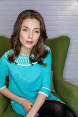 Ring flaş etkisi ile stüdyo portre genç kadın. Yuvarlak Led daire lamba