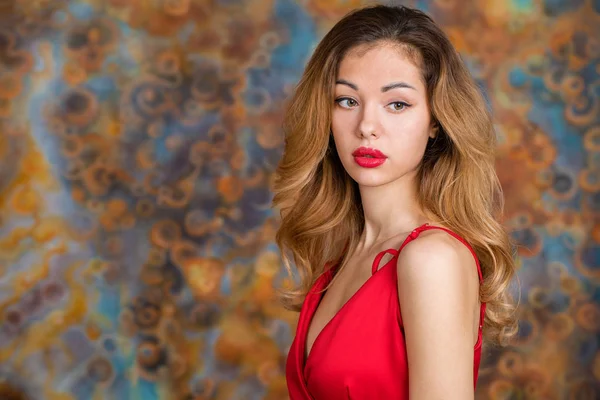 Sarı saçlı ve kırmızı dudaklar ile çok seksi ve seksi kız