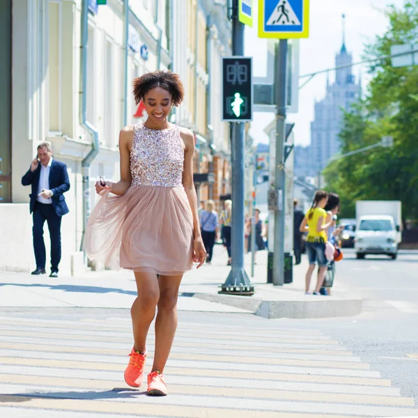 Retrato Una Mujer Modelo Africana Vestido Rosa Calle Verano Aire — Foto de Stock