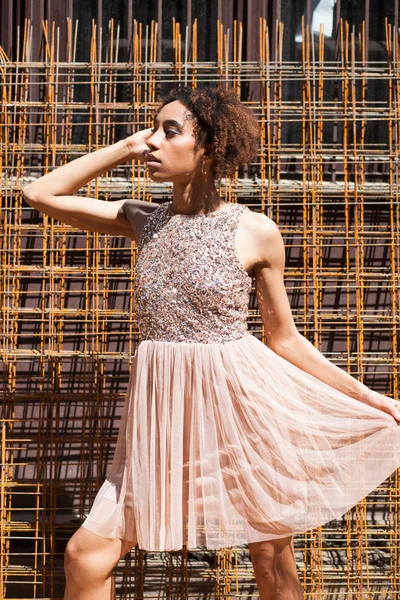 Уличная Модель Портрет Африканской Девушки Розовом Платье — стоковое фото