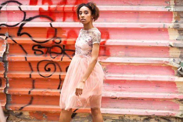 Straat mode. Portret van een jonge Afrikaanse vrouw in roze jurk — Stockfoto