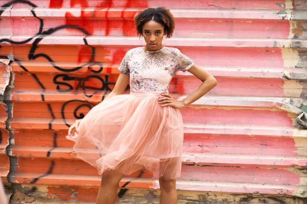 Moda de rua. Retrato de uma jovem africana em vestido rosa — Fotografia de Stock