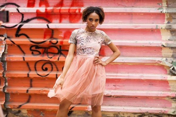 Sokak Moda Modeli Pembe Elbiseli Bir Afrika Genç Kadın Portresi — Stok fotoğraf