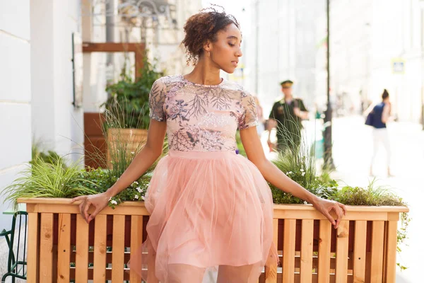 ピンクのドレス 夏通り屋外でアフリカ モデル女性の肖像 — ストック写真
